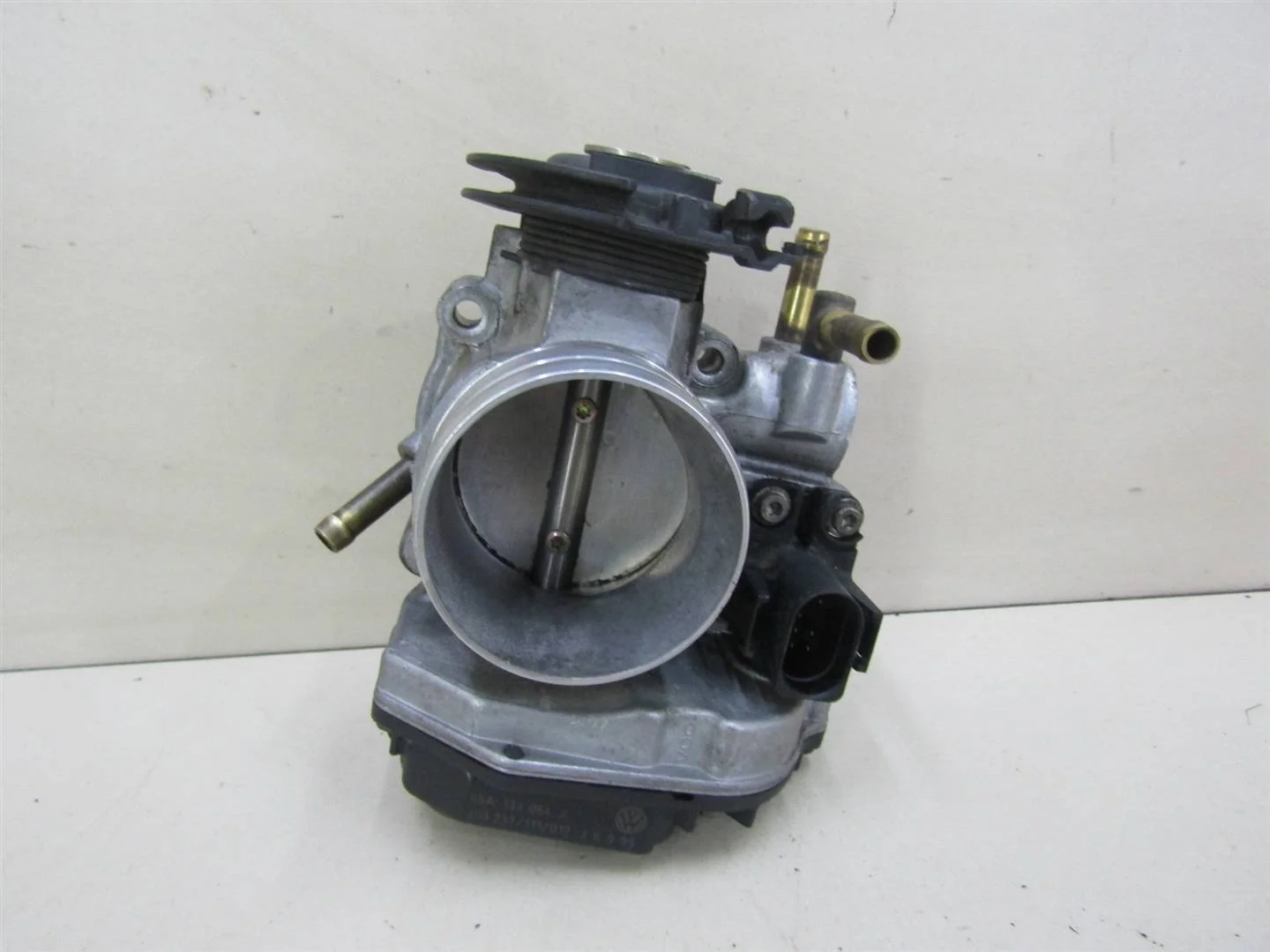 Заслонка дроссельная VW Golf IV \Bora 1997-2005  [06A133064J]  1.6 AEH,AKL в Вологде