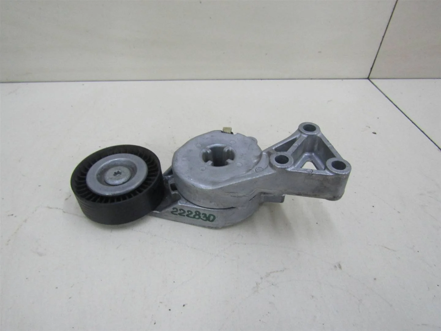 Ролик руч.ремня с кронштейном VW Golf IV \Bora 1997-2005  [06A903315E]  в Вологде