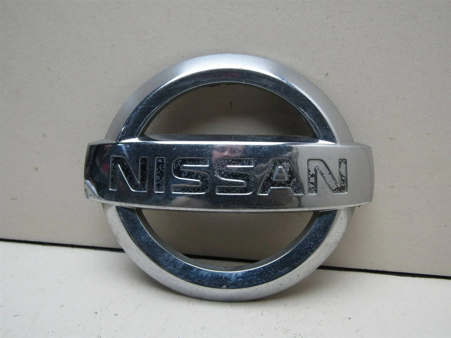 Эмблема Nissan Primera P12E 2002-2007  [65890AU300]  1.6 QG16DE в Вологде