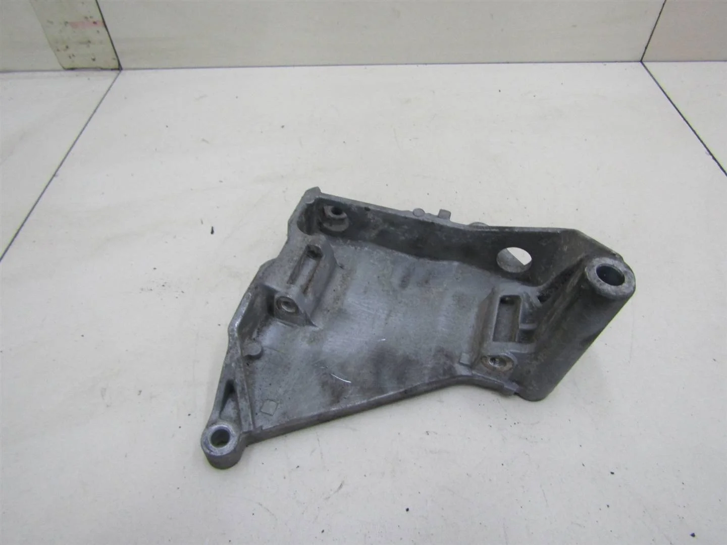 Кронштейн генератора VW Transporter T5 2003-2015  [070903143C]  2.5. AXD в Вологде