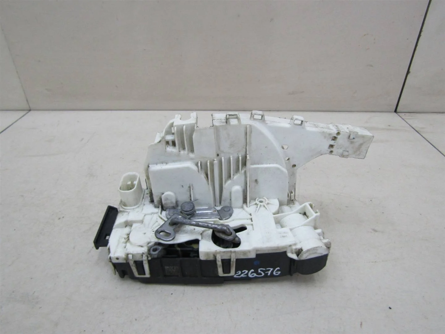 Замок двери распашной VW Crafter 2006-2019  [9067401035]  в Вологде