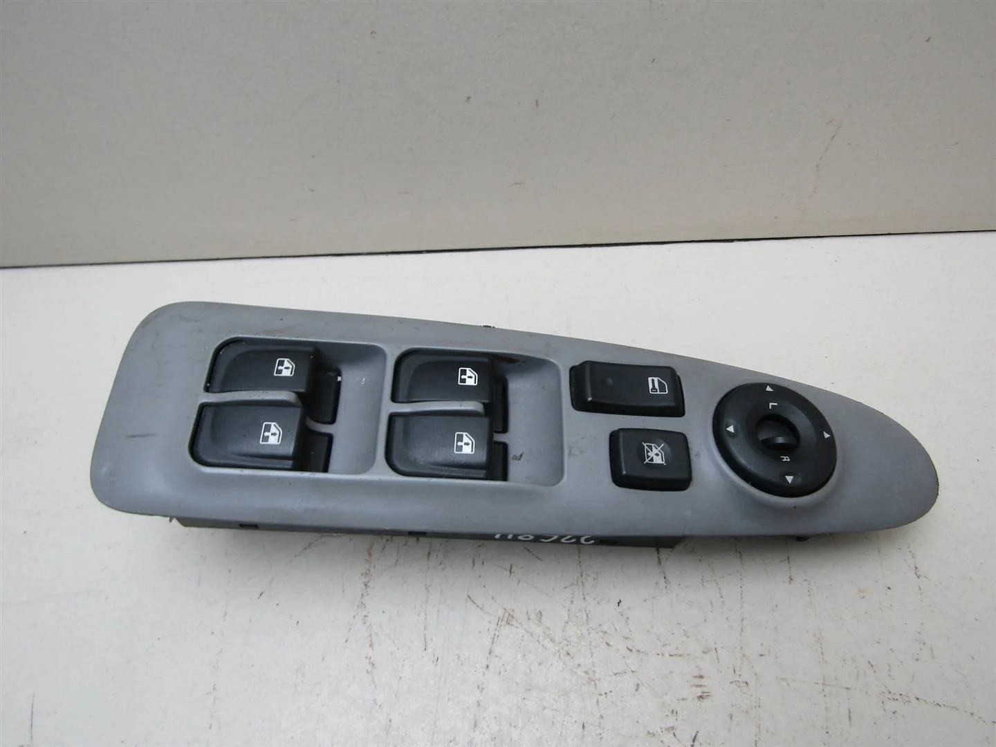 Блок управления стеклоподъемниками Kia Magentis 2005-2010  [935702G100S8]  в Вологде