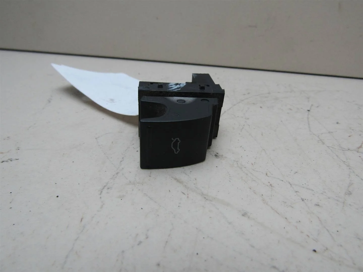 Кнопка открывания багажника VW Polo (Sed RUS) 2011-2020  [1K0959831]  1.6 CFNA в Вологде