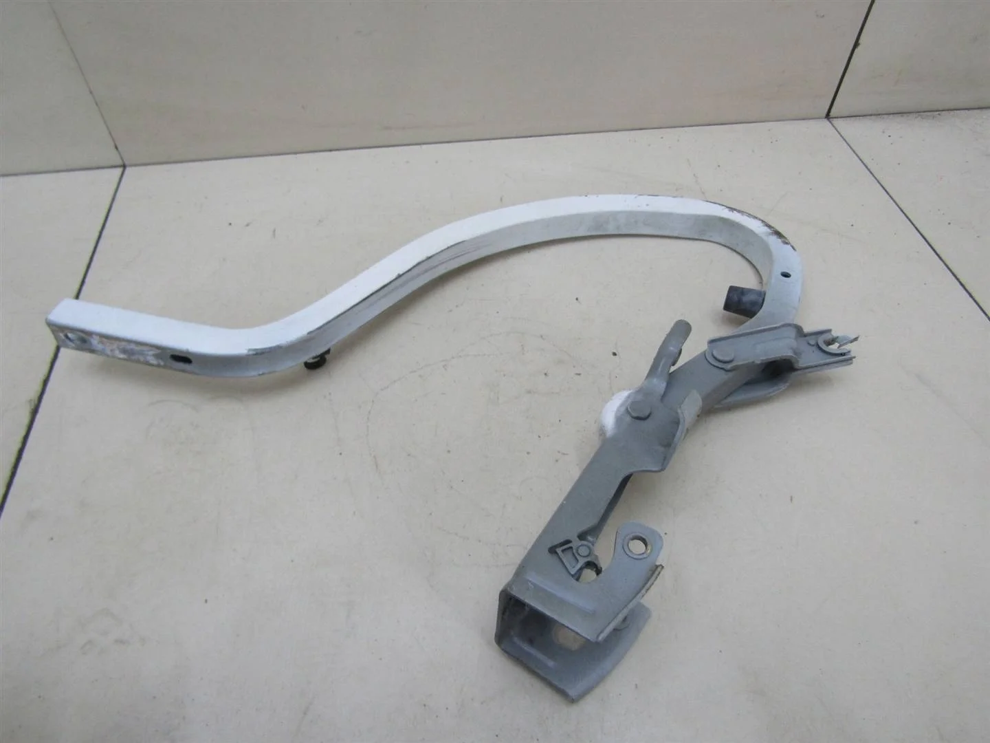 Петля крышки багажника Chevrolet Aveo (T300) 2011-нв  [95076930]  1.6 F16D4 в Вологде