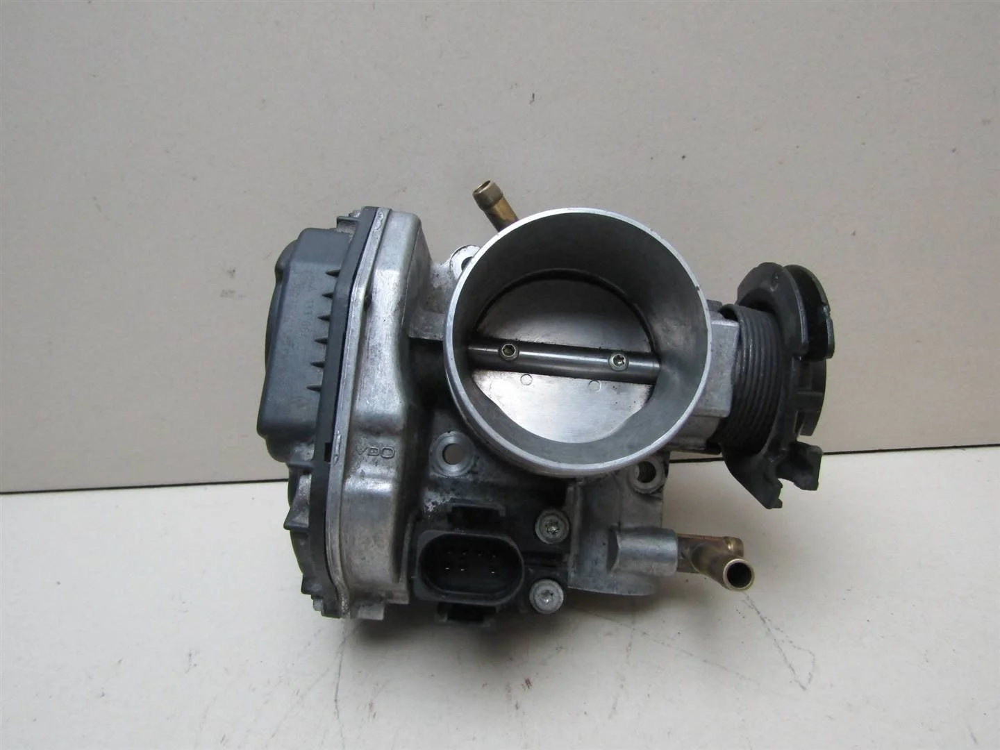 Заслонка дроссельная VW Golf IV \Bora 1997-2005  [06A133064J]  1.6 AEH,AKL в Вологде