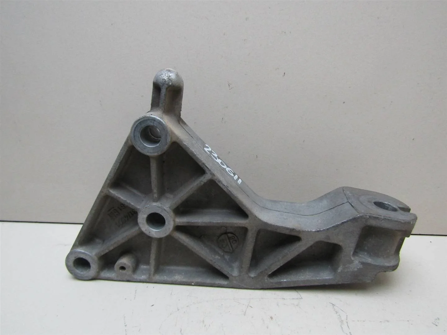 Кронштейн опоры двигателя Opel Astra H \ Family 2004-2015  [13174501]  1.4 1.6 1.8 в Вологде