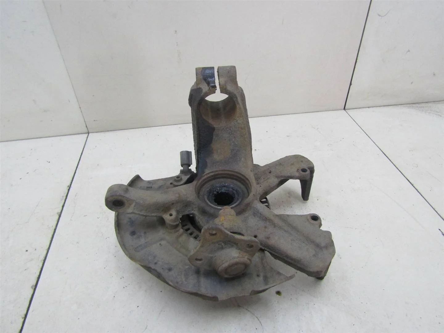 Кулак поворотный передний левый Skoda Octavia 1997-2000  [1J0407255AG]  1.9 AGR в Вологде