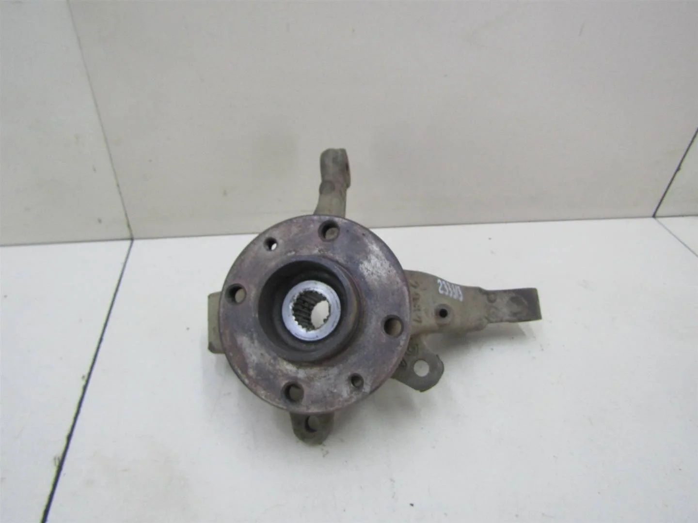 Кулак поворотный передний правый Renault Logan 2005-2014  [6001548867]  1.6 K7M710 в Вологде