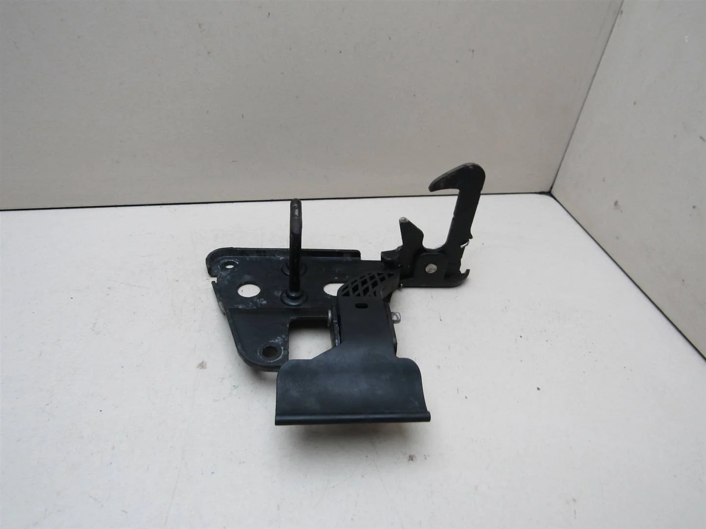 Крючок капота Audi A6 (C6,4F) 2005-2011  [4F0823480B]  в Вологде