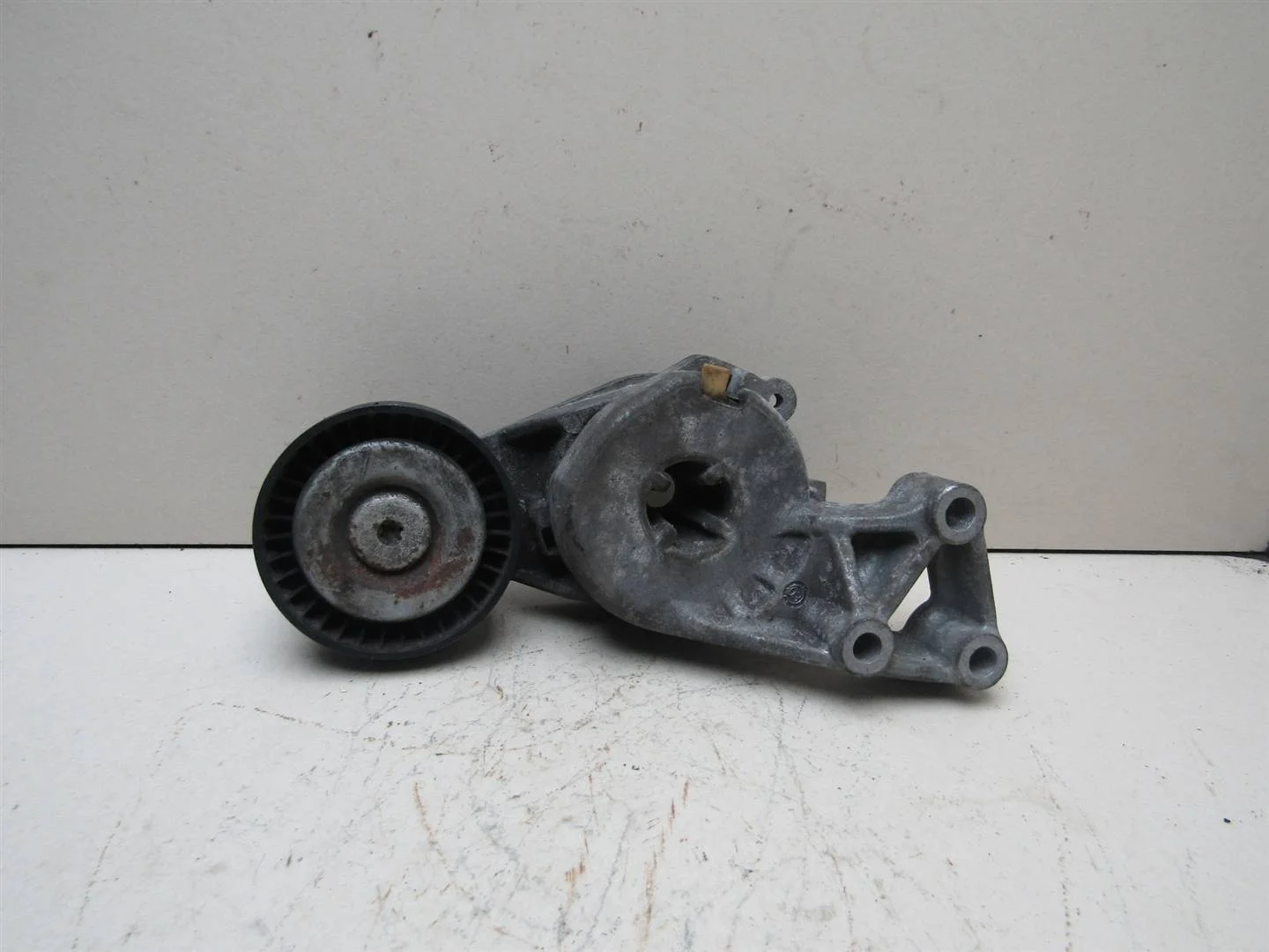 Ролик руч.ремня с кронштейном VW Golf IV \Bora 1997-2005  [06A903315E]  в Вологде