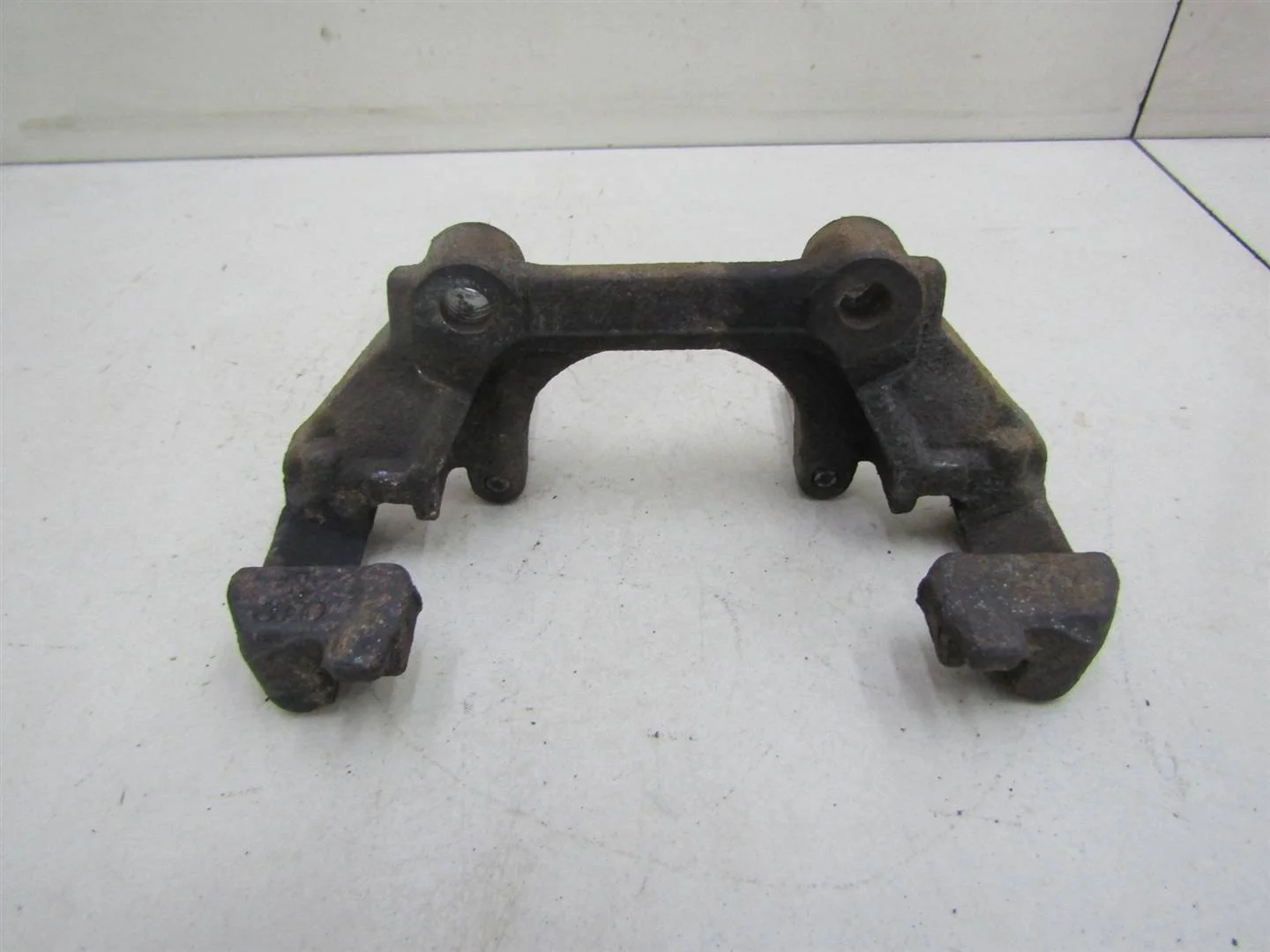Скоба суппорта переднего VW Passat (B5+) 2000-2005  [3B0615125]  1.8T 20V AWM  в Вологде