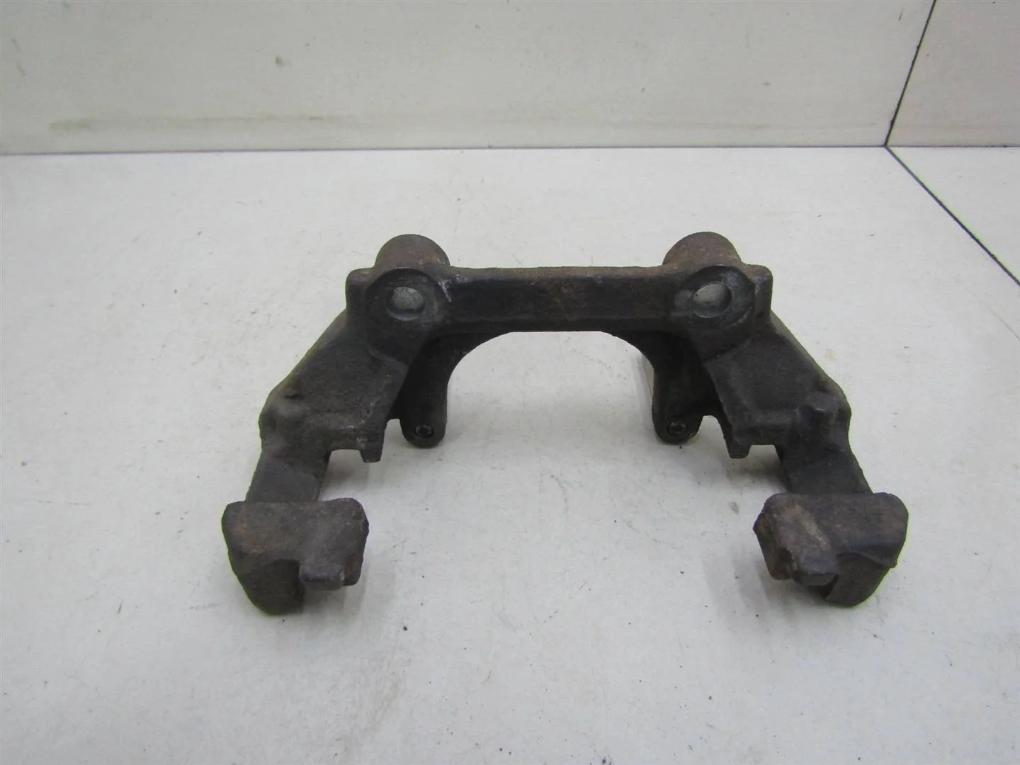 Скоба суппорта переднего VW Passat (B5+) 2000-2005  [3B0615125]  1.8T 20V AWM  в Вологде