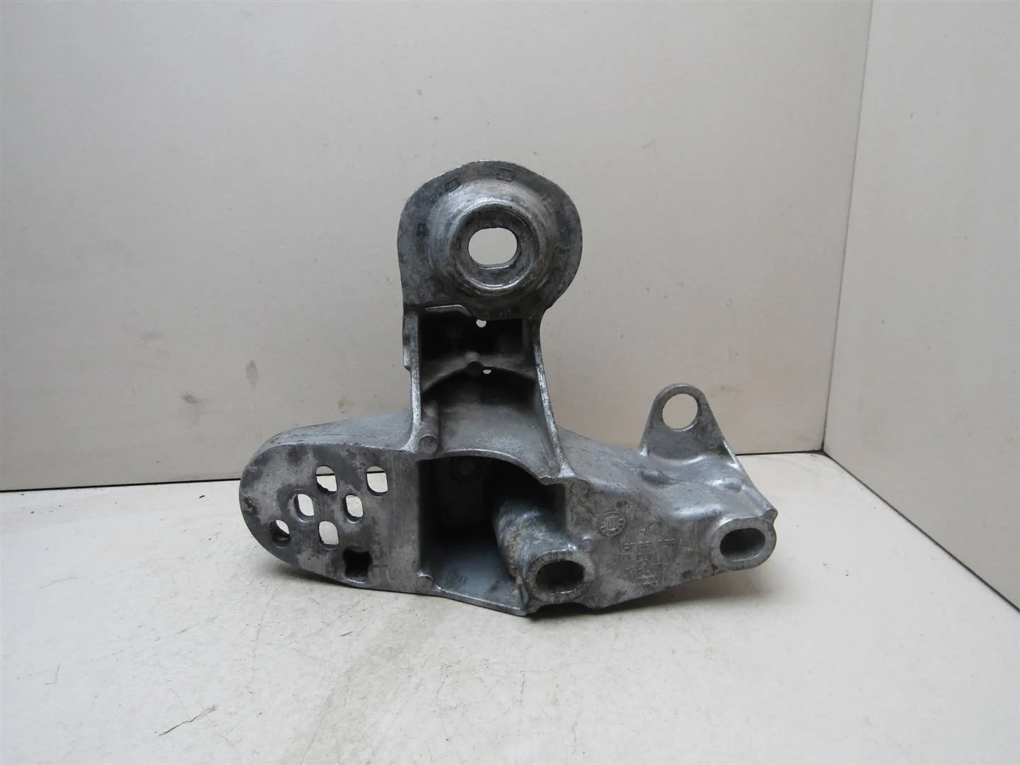 Кронштейн опоры двигателя VW Passat (B5+) 2000-2005  [8E0199351]  1.8T 20V AWM  в Вологде