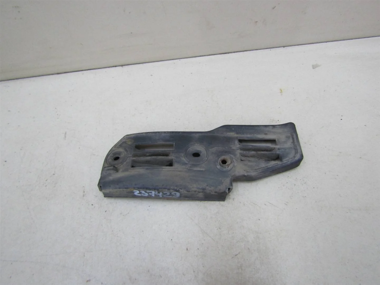 Направляющая переднего бампера правая VW Passat (B5+) 2000-2005  [3B0807184E]  1.8T 20V AWM  в Вологде