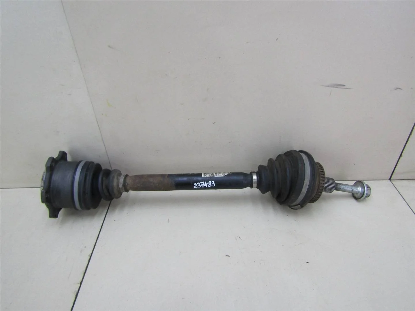 Полуось передняя левая VW Passat (B5+) 2000-2005  [8D0407271BC]  1.8T 20V AWM  в Вологде