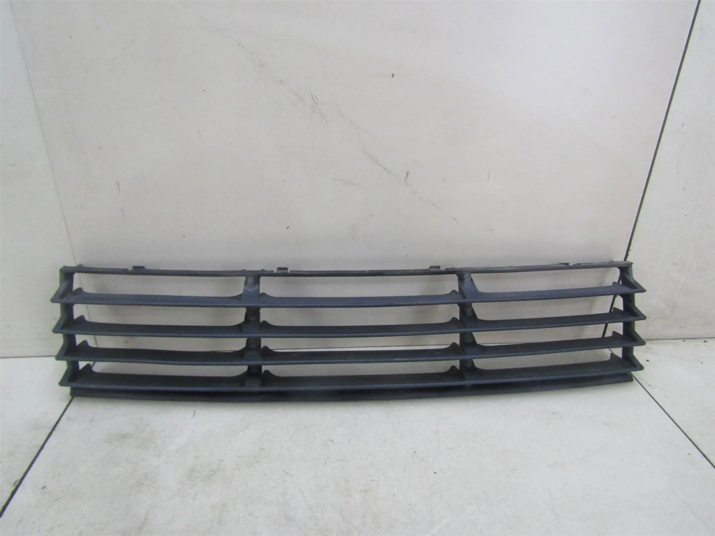 Решетка в бампер центральная VW Passat (B5+) 2000-2005  [3B0853677EB41]  1.8T 20V AWM  в Вологде