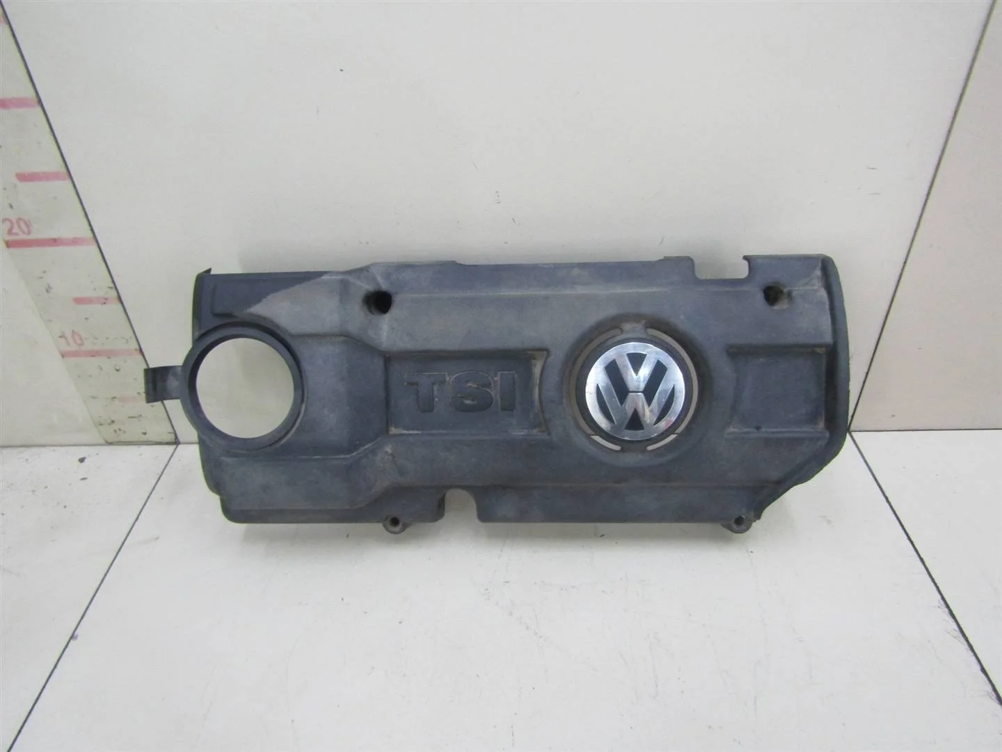 Накладка декоративная VW Jetta 2011-нв  [03C103925AM]  1.4 CAXA в Вологде