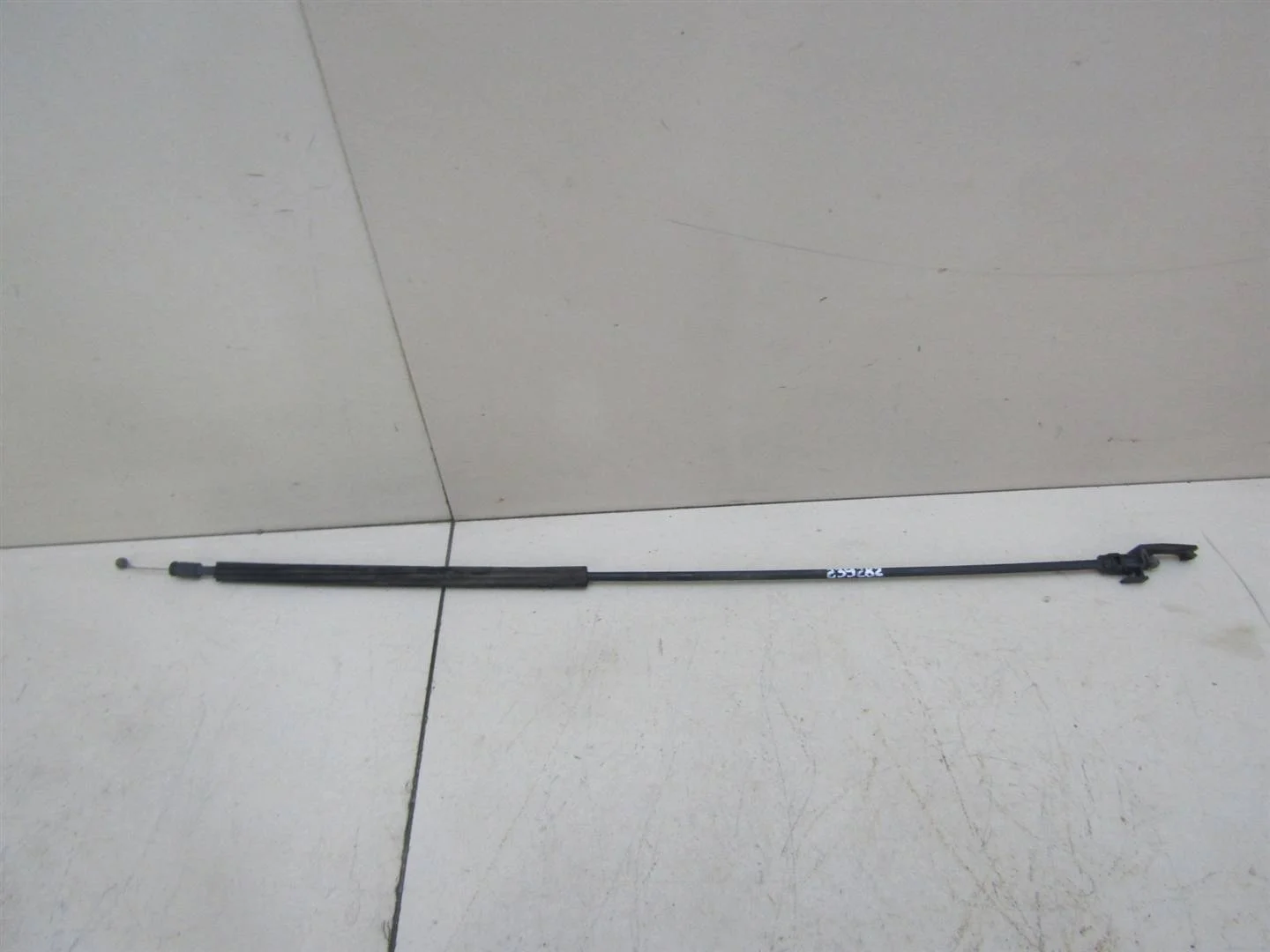 Трос открывания капота VW Jetta 2011-нв  [5C7823531]  1.4 CAXA в Вологде