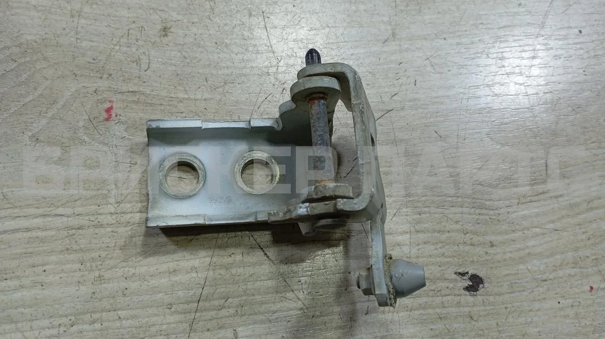 Петля двери пер левой Пежо 308