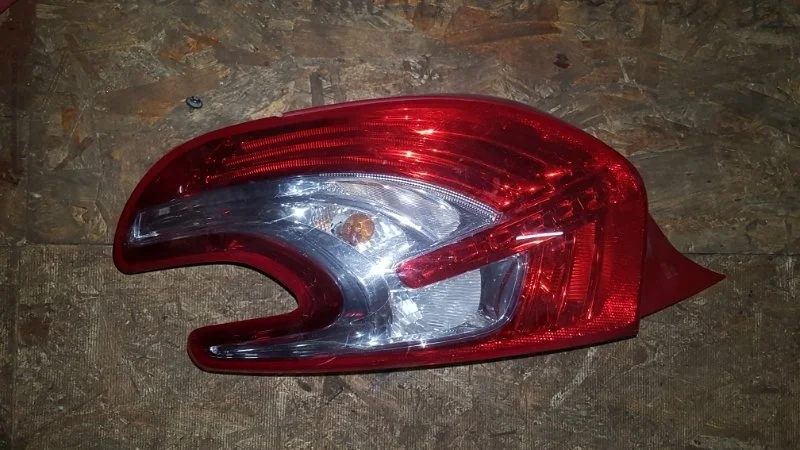 Фонарь Peugeot 208 2009