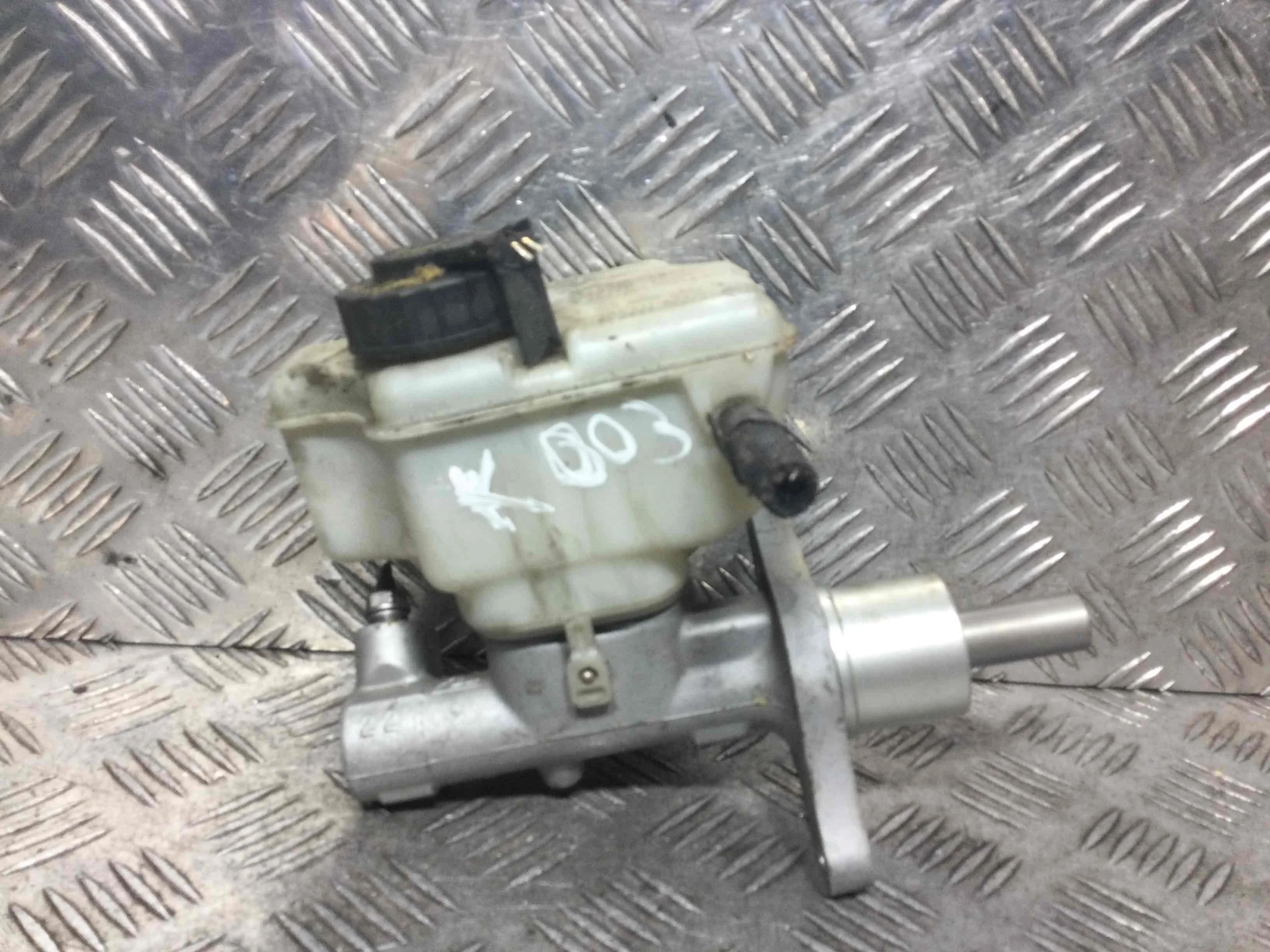 Цилиндр тормозной главный Audi A4 B6 (2000-2005) дизель 2.5 TDI Механика Седан