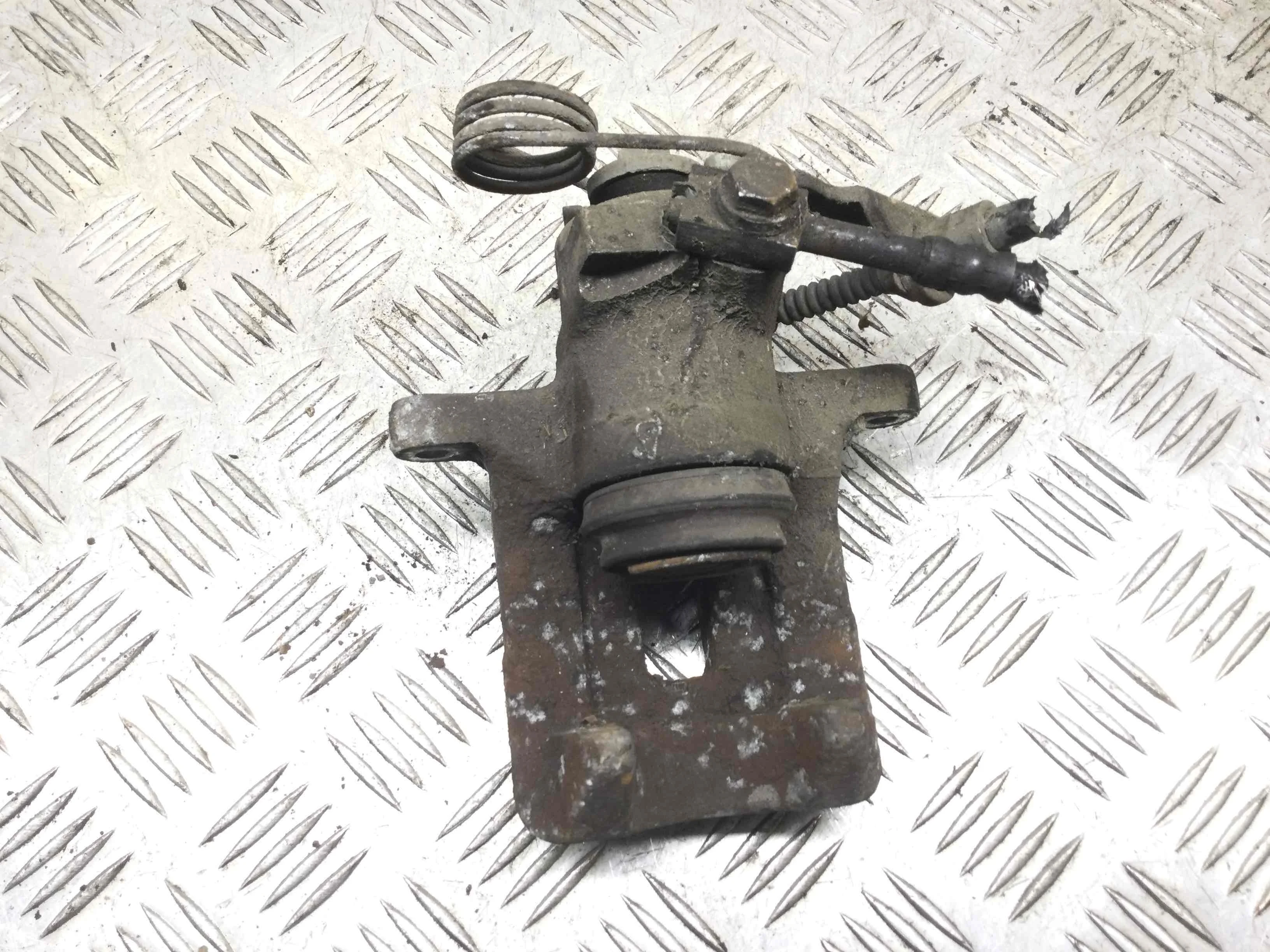 Суппорт задний левый Audi A6 C5/4B (1997-2004) дизель 2.5 TDI Механика Седан