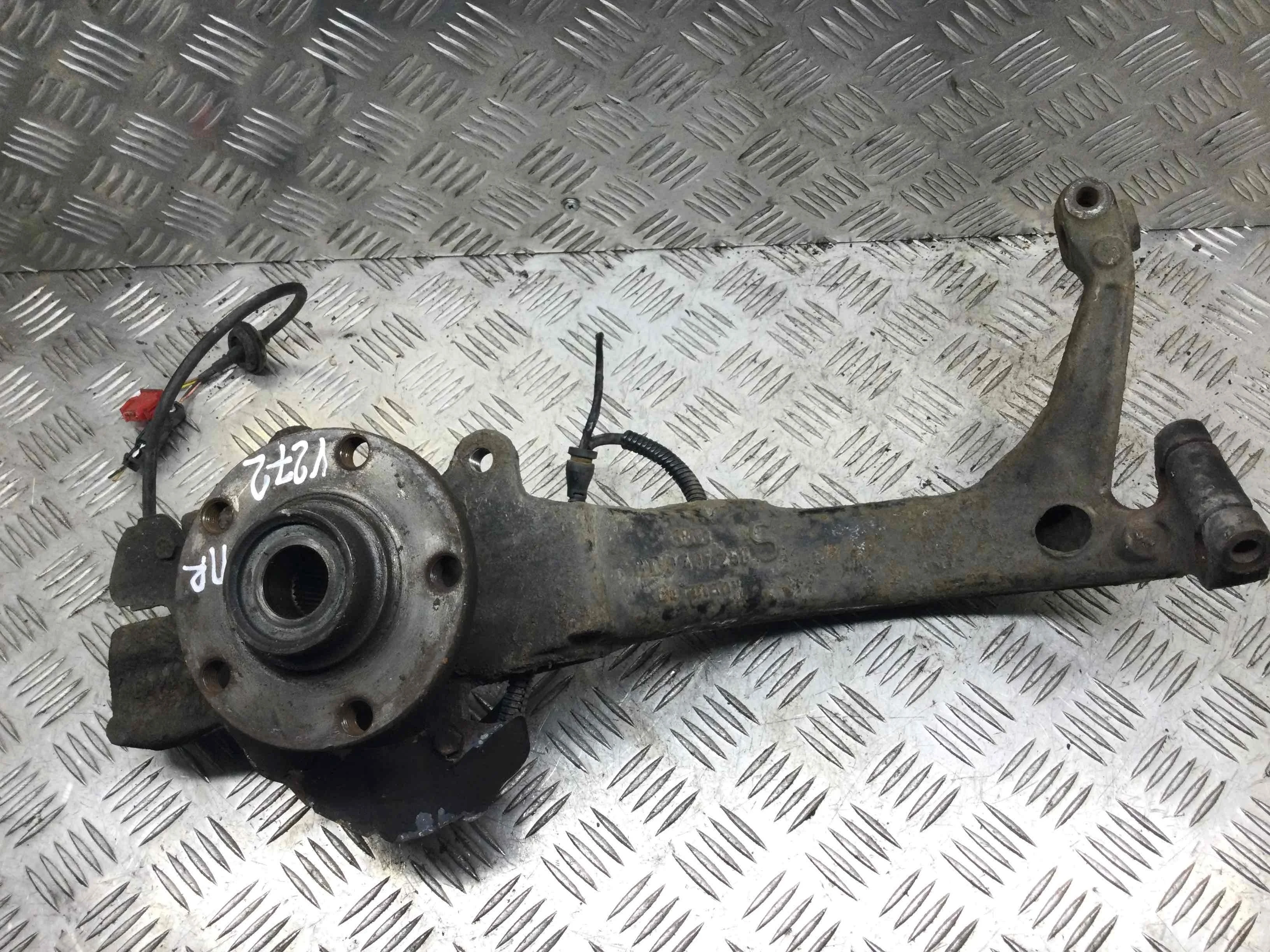 Ступица передняя правая Volkswagen Passat B5 (1996-2000) бензин 1.6 i Механика Универсал