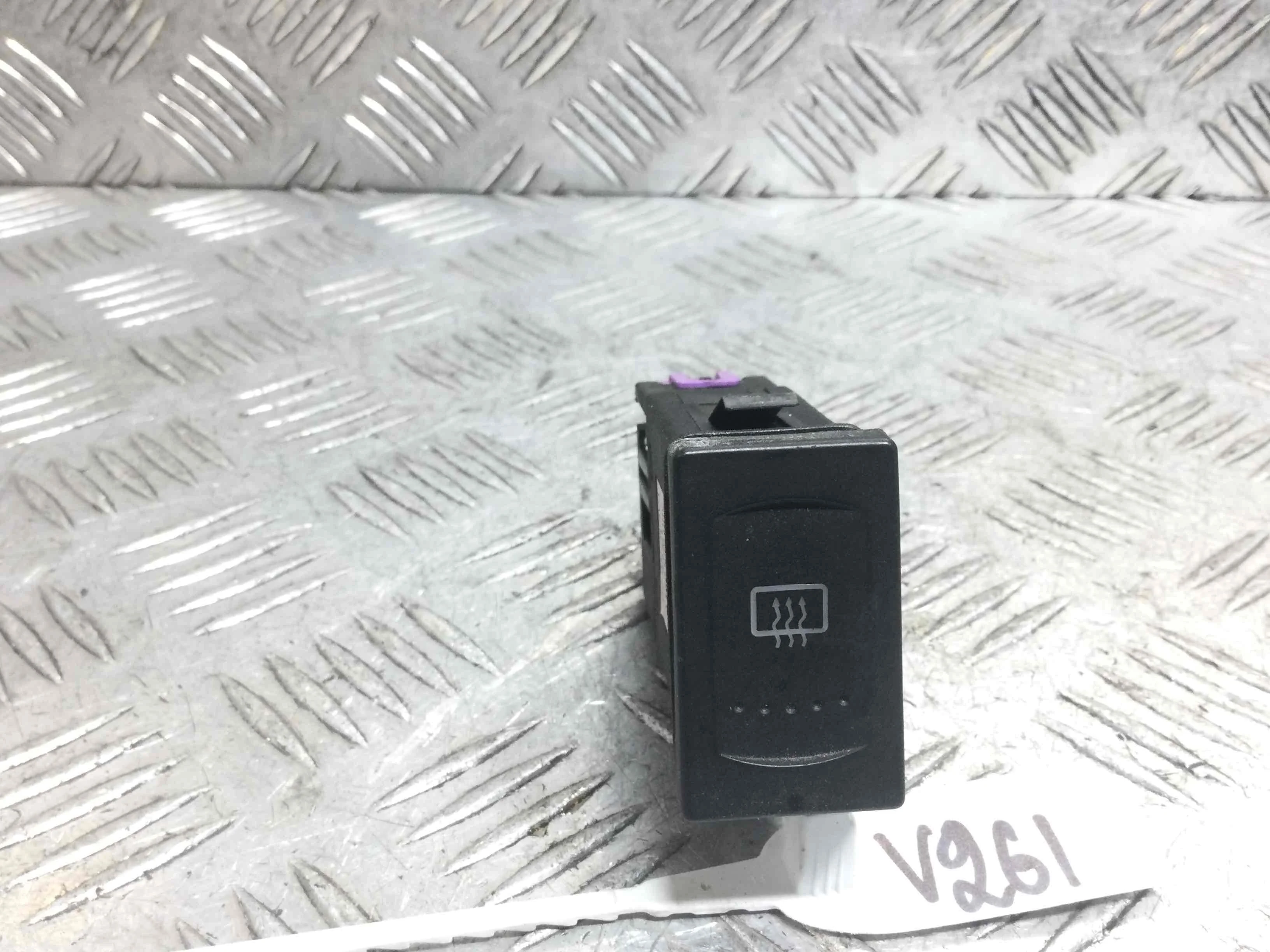 Кнопка подогрева заднего стекла Volkswagen Passat B5 (1996-2000) бензин 1.8 i Механика Универсал