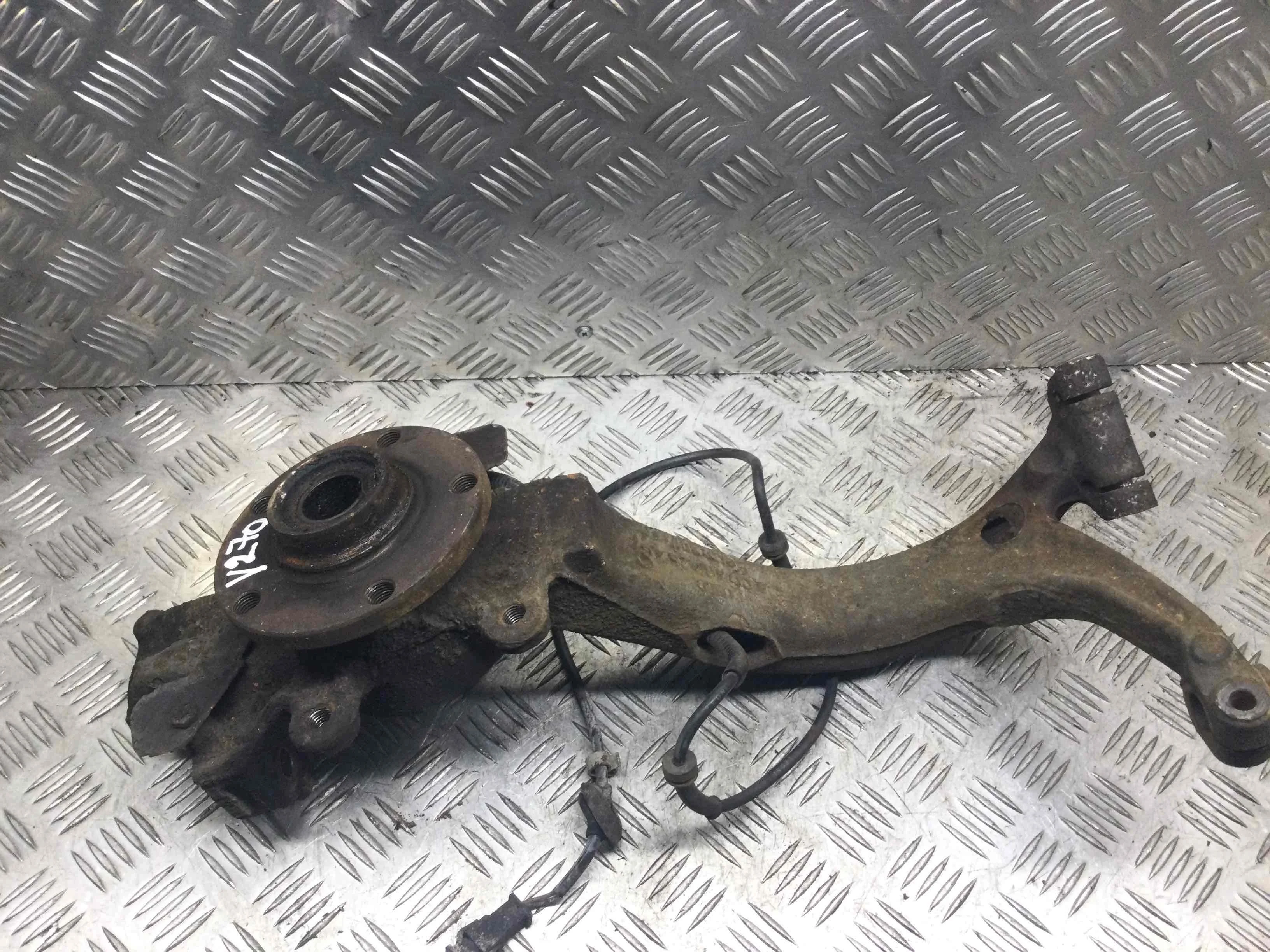 Ступица передняя левая Audi A4 B5 (1994-1999) бензин 1.8 i Механика Седан