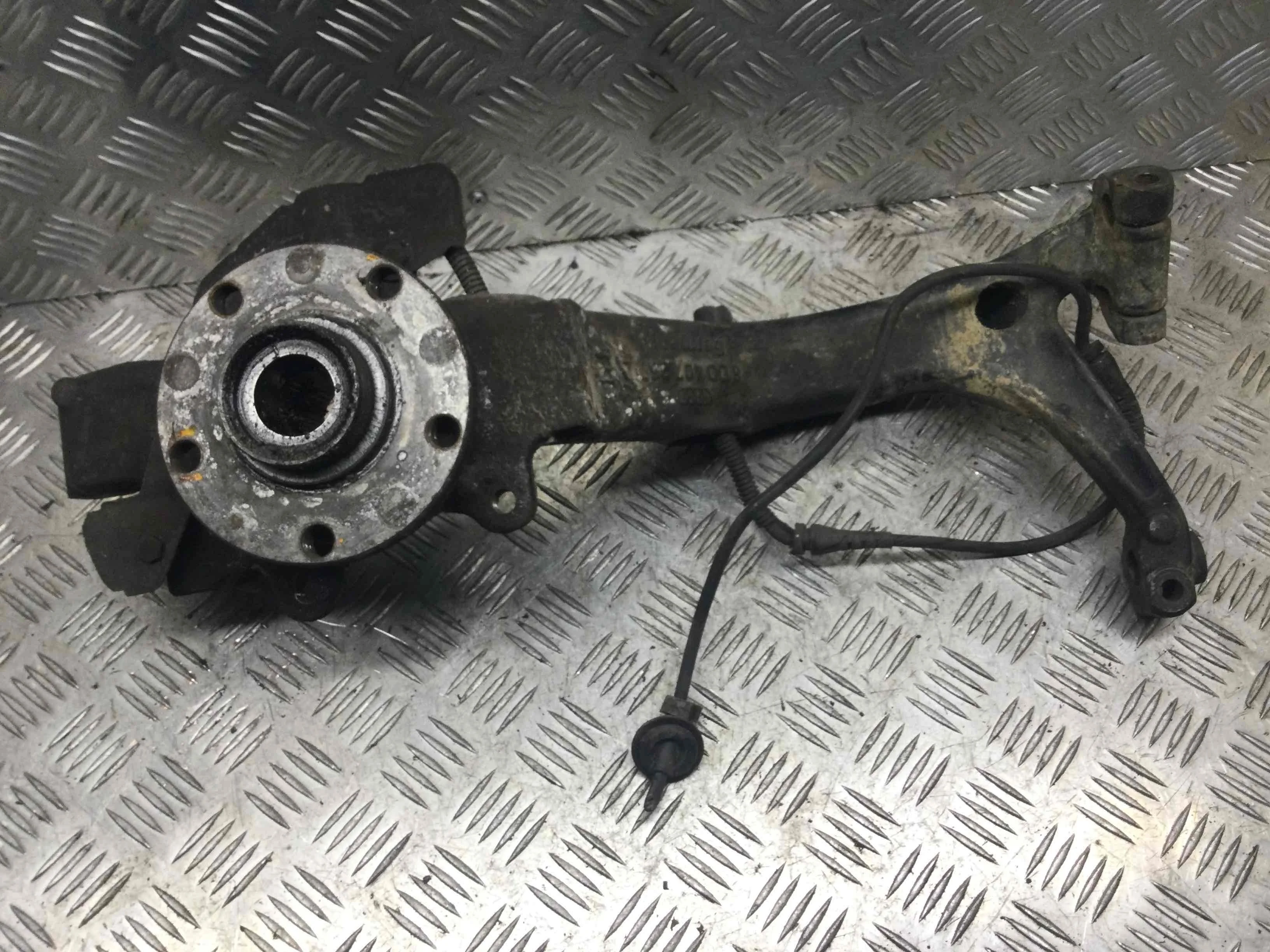 Ступица передняя левая Audi A6 C5/4B (1997-2004) дизель 2.5 TDI Механика Седан