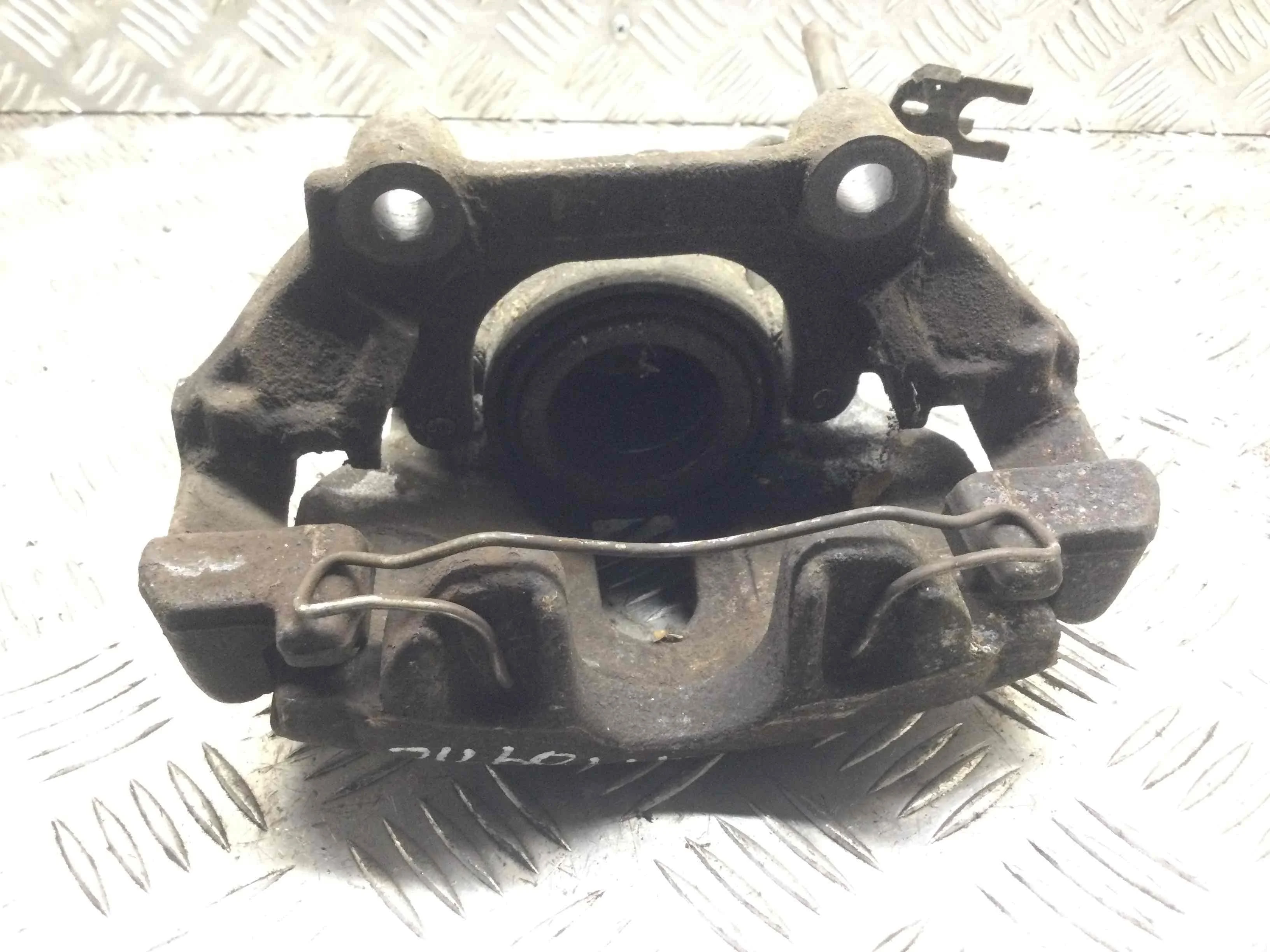 Суппорт передний левый Audi A6 C5/4B (1997-2004) дизель 2.5 TDI Механика Седан