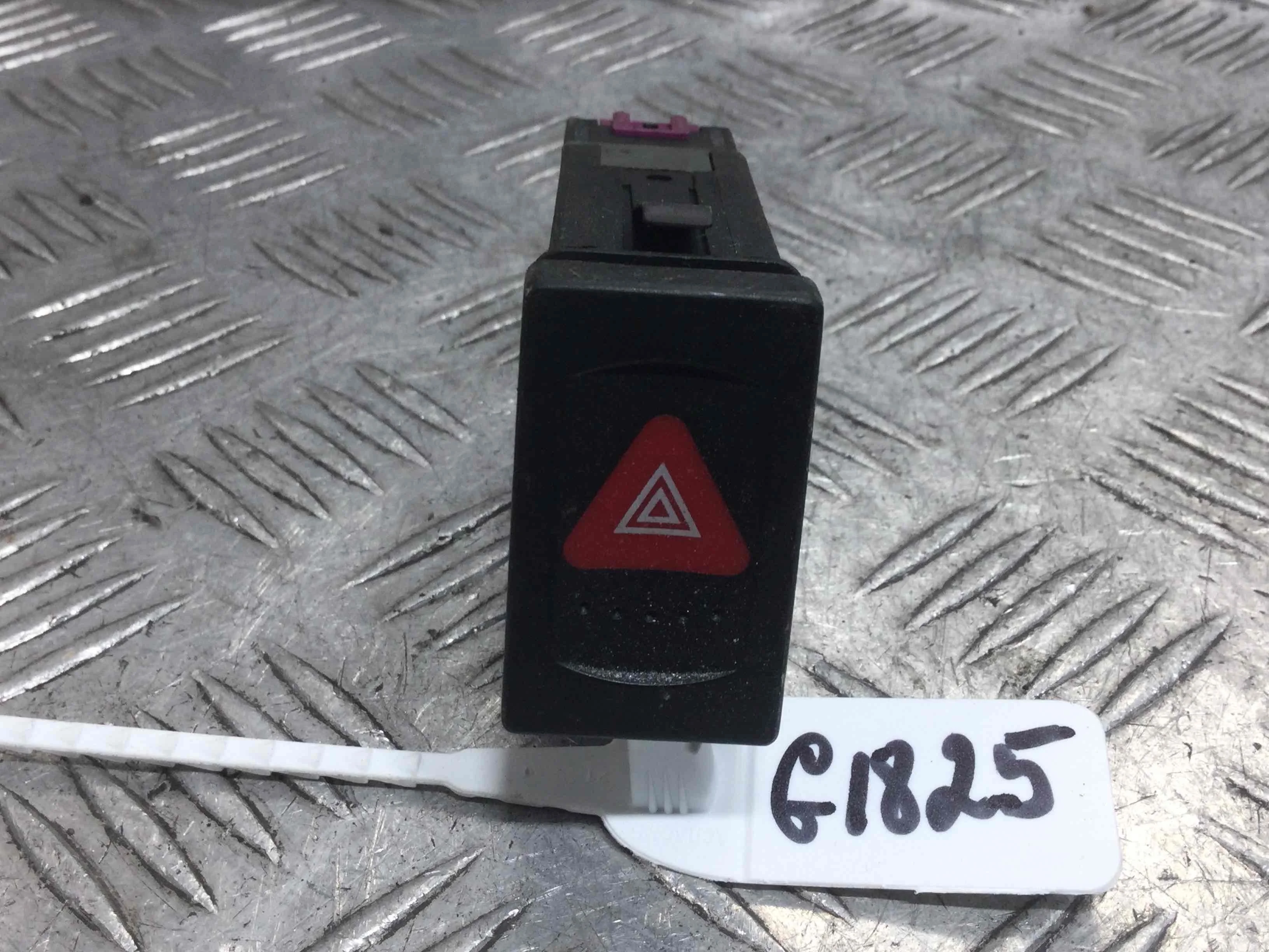 Кнопка аварийной сигнализации Volkswagen Passat B5 (1996-2000) бензин 1.6 i Механика Седан