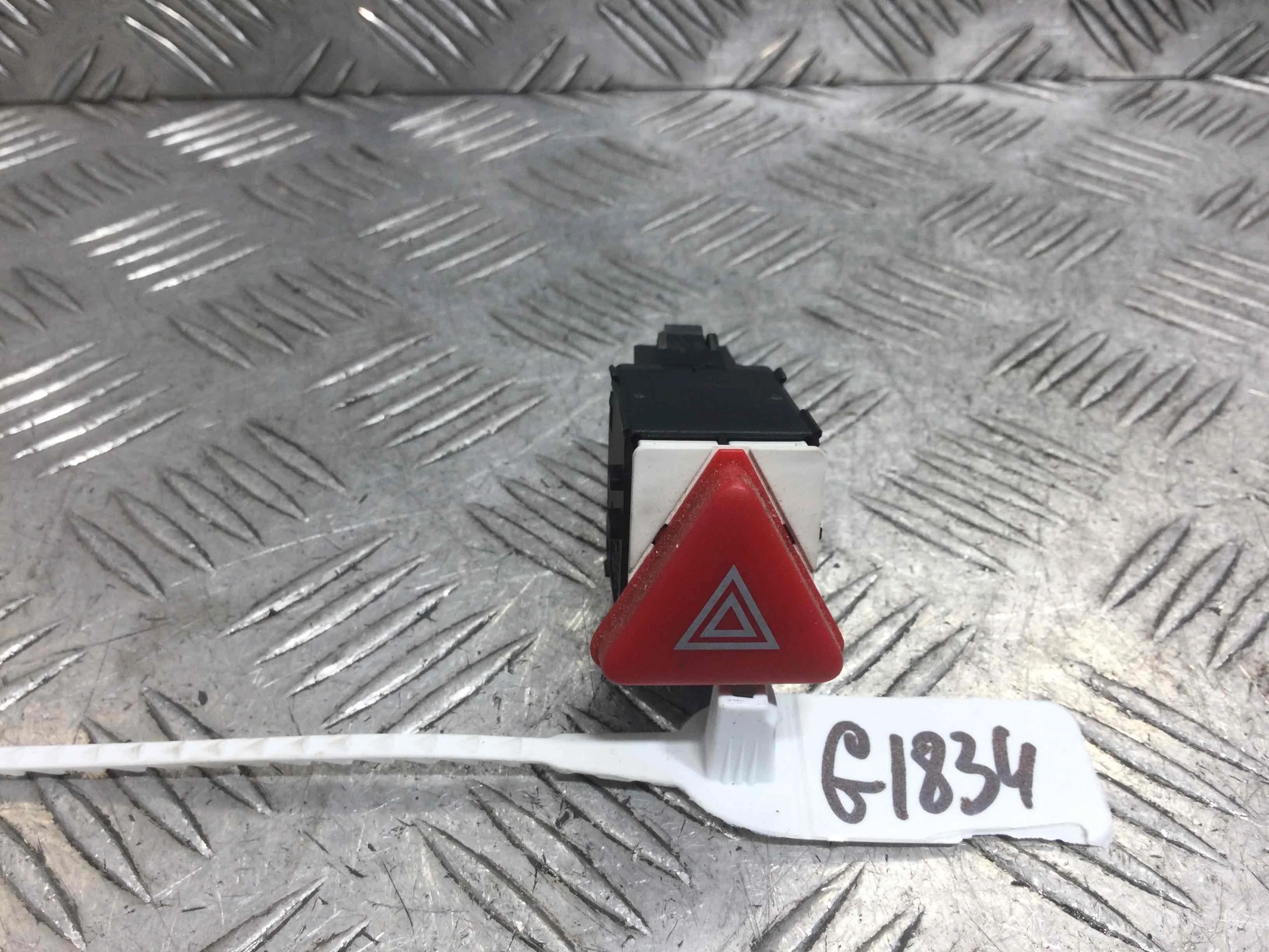 Кнопка аварийной сигнализации Skoda Fabia 1 поколение [рестайлинг] (2004-2007) бензин 1.4 i Механика Универсал