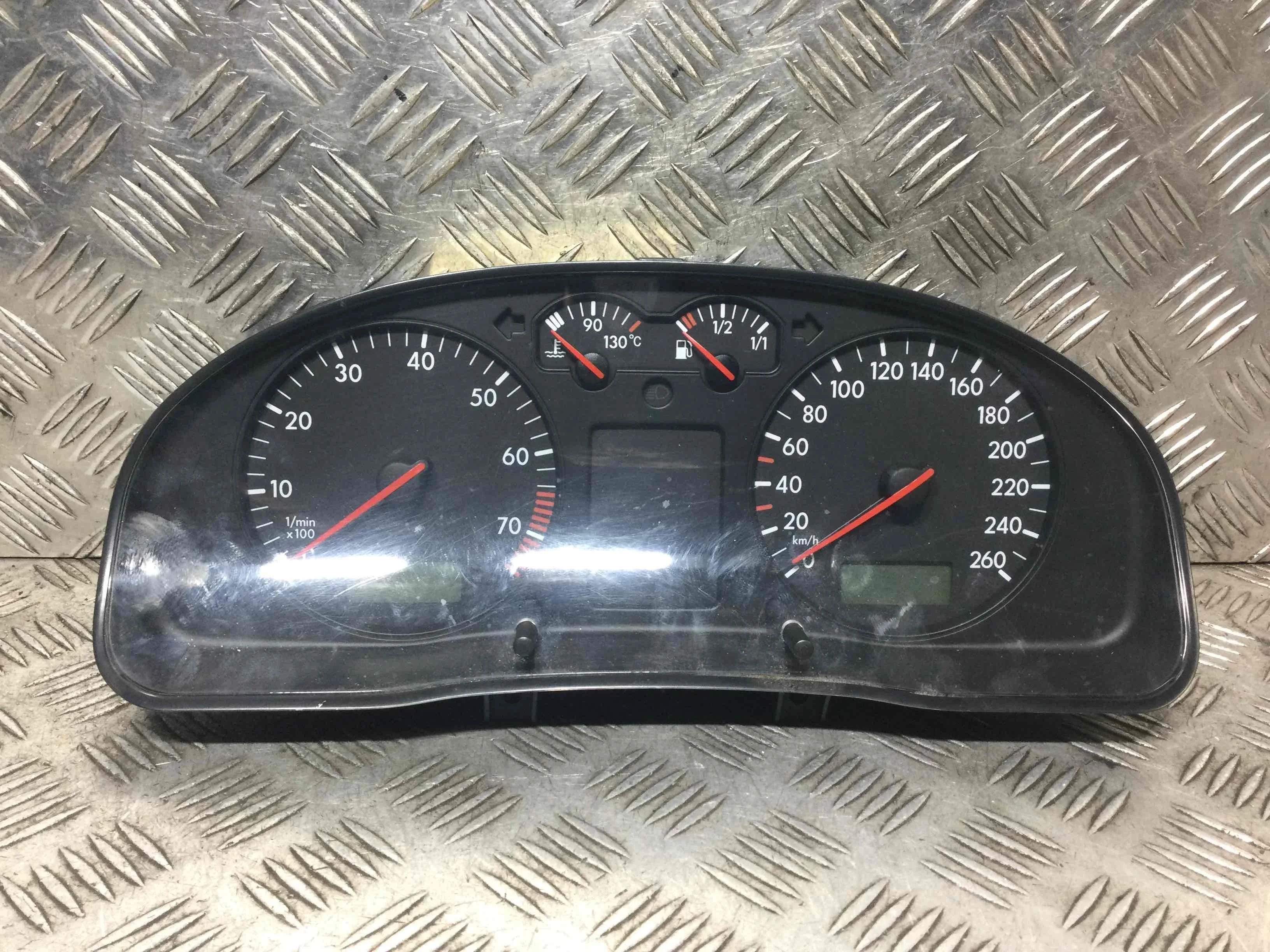 Щиток приборов (приборная панель) Volkswagen Passat B5 (1996-2000) бензин 1.8 i Механика Седан
