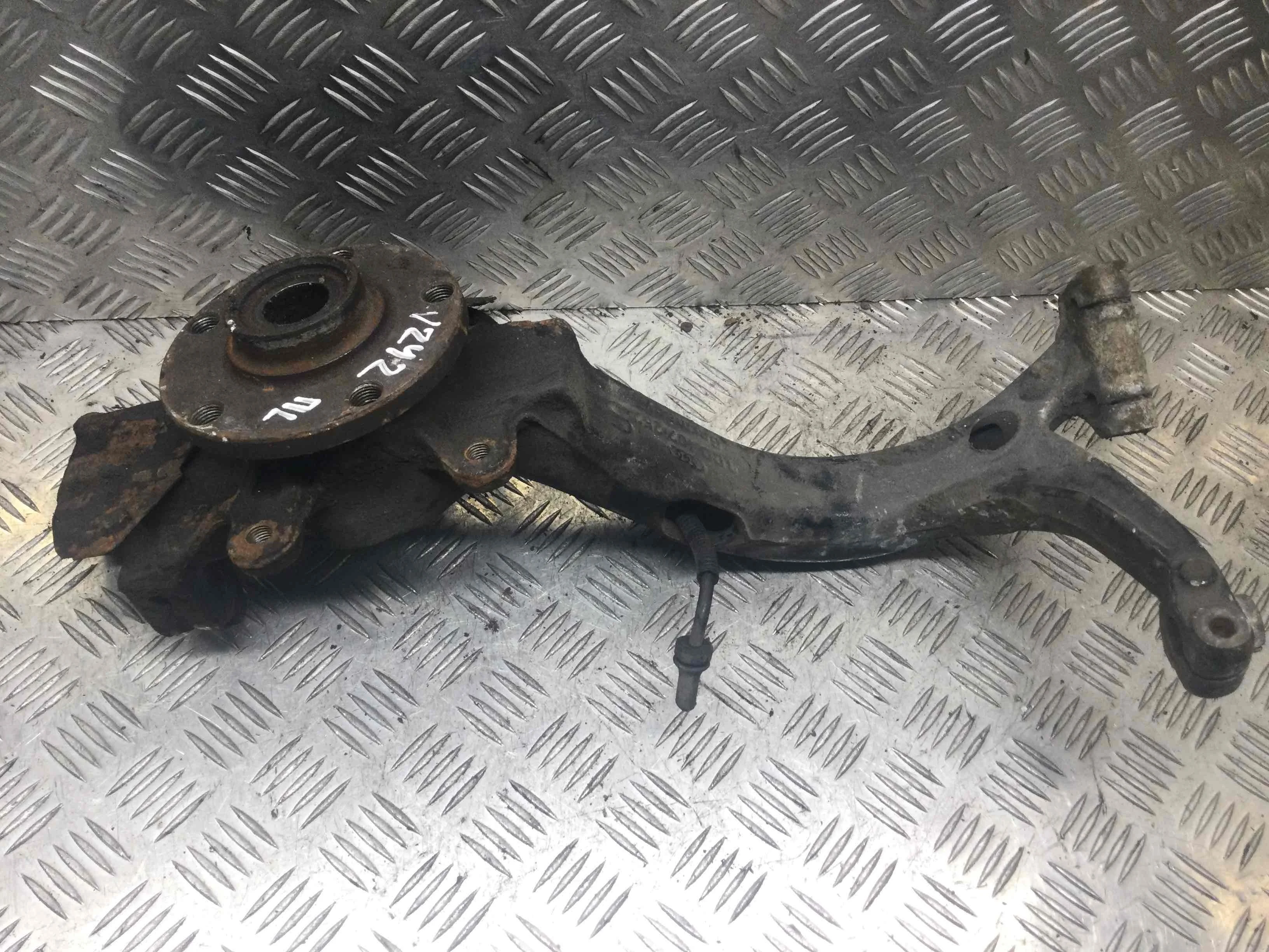 Ступица передняя левая Volkswagen Passat B5 (1996-2000) бензин 1.8 i Механика Седан