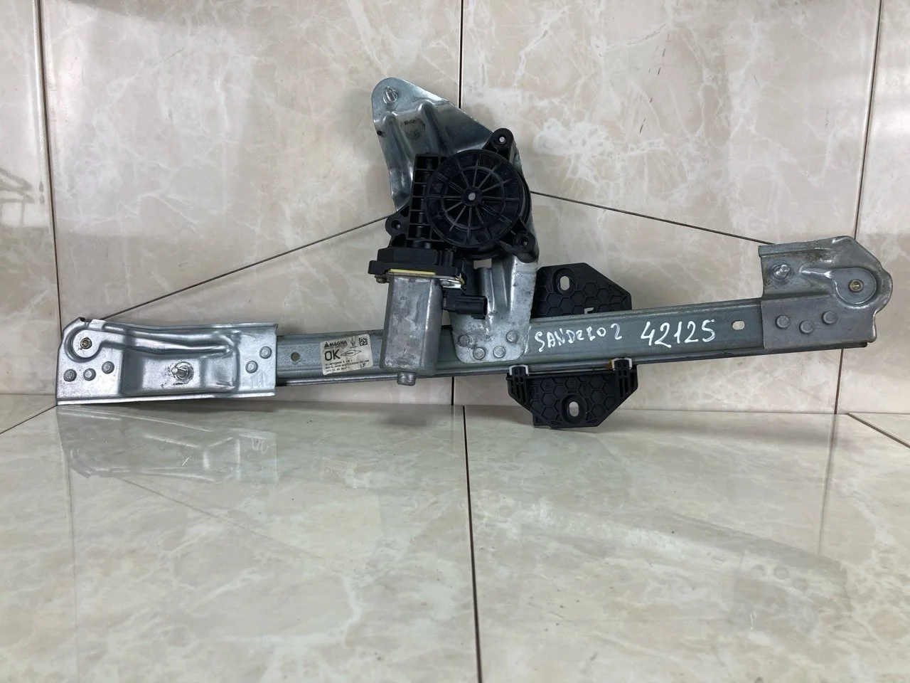 Стеклоподъемник Renault Sandero 2 2012-2020 807213282R, передний левый