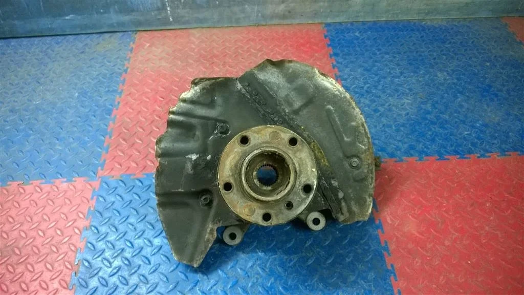 кулак поворотный BMW X5 E53  M54B30 231 лс 3.0i