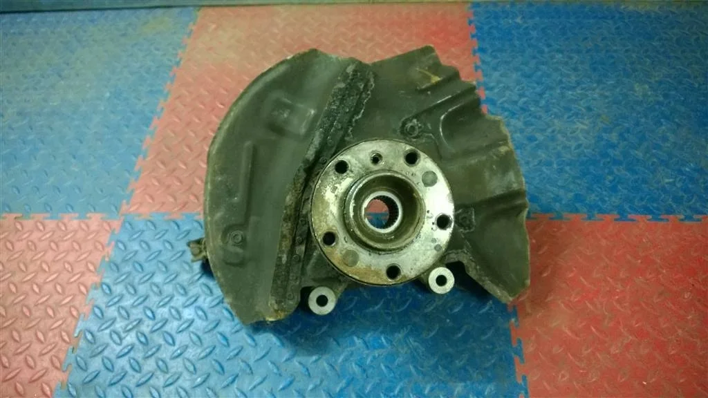 кулак поворотный BMW X5 E53  M54B30 231 лс 3.0i