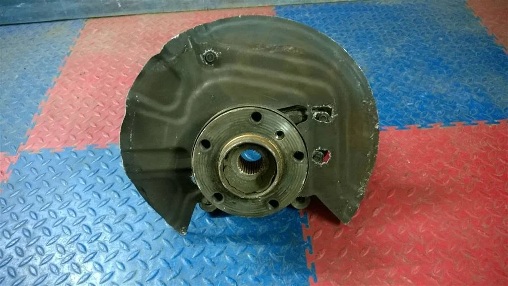 кулак поворотный BMW X3 E83  M54B30 231лс 3.0i