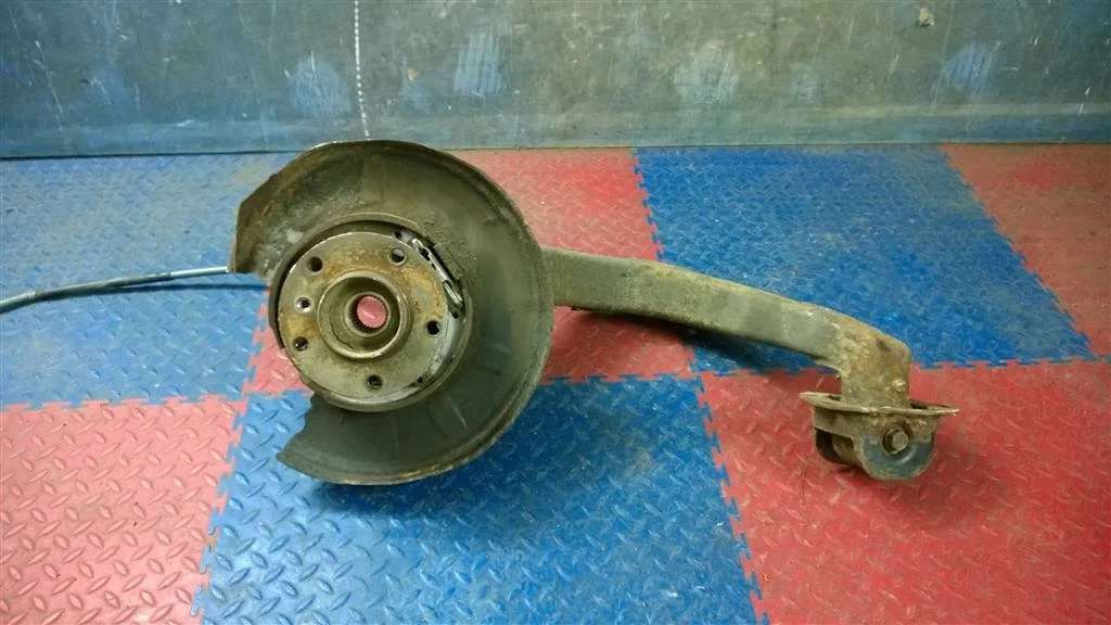 кулак поворотный BMW X3 E83  M54B30 231лс 3.0i