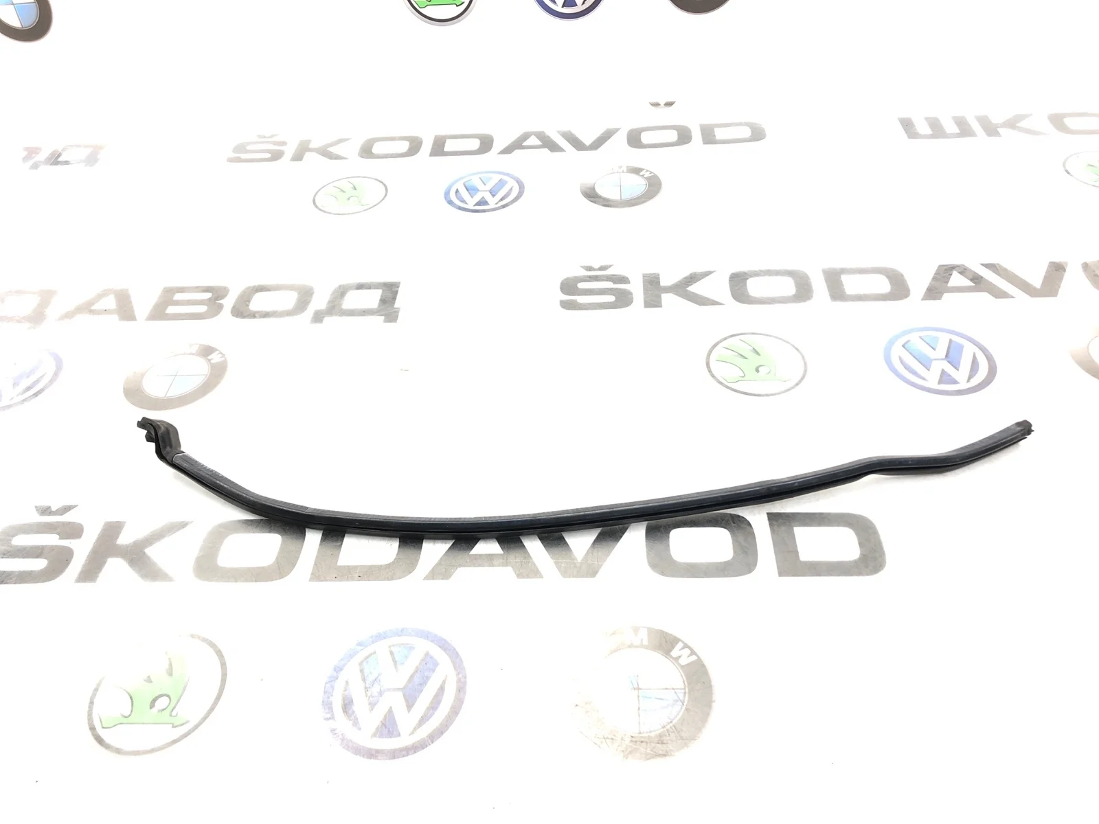 Уплотнитель двери Skoda Octavia 2015 5E0839718A A7 (5E) 2.0 CKFC, задний правый