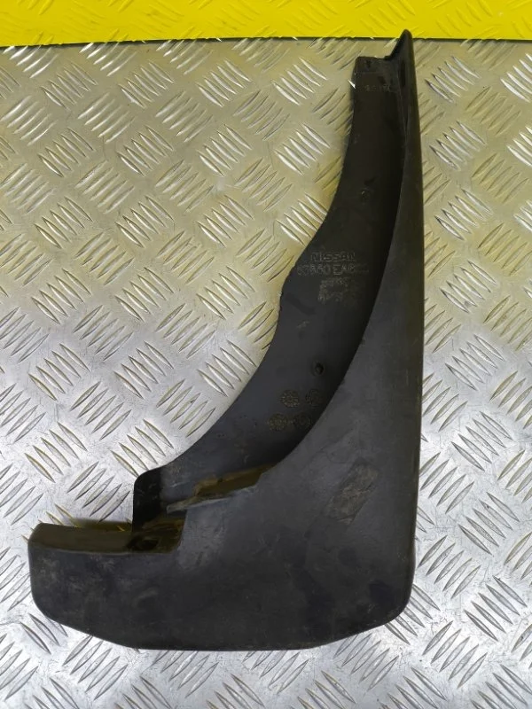 Брызговик передний правый Nissan Pathfinder (R51M) 2004-2013 2010 Внедорожник