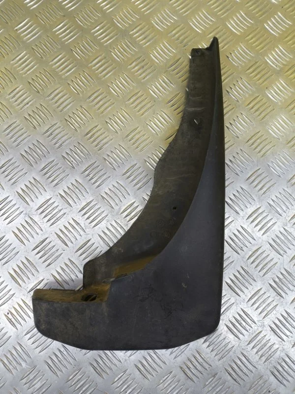 Брызговик передний правый Nissan Pathfinder (R51M) 2004-2013