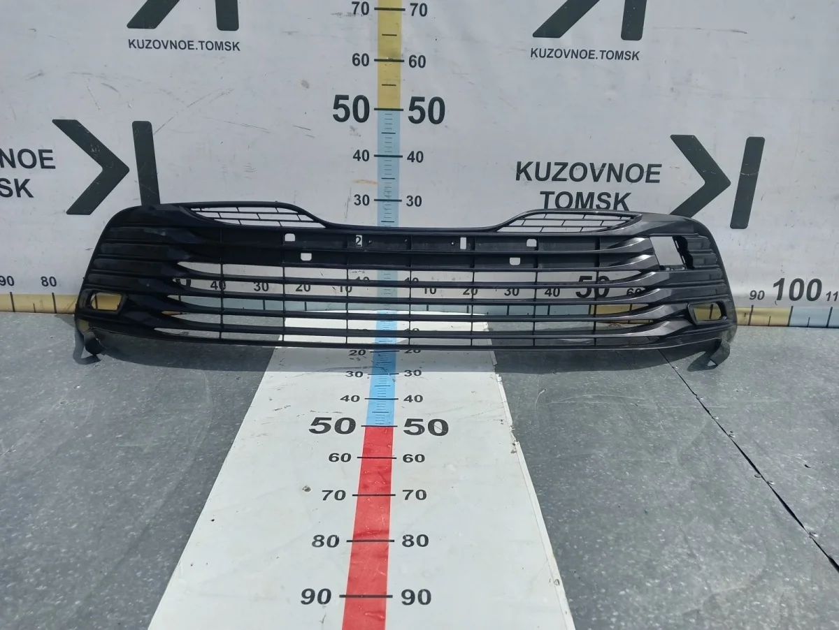 Решетка в бампер Toyota Camry 2018- XV70