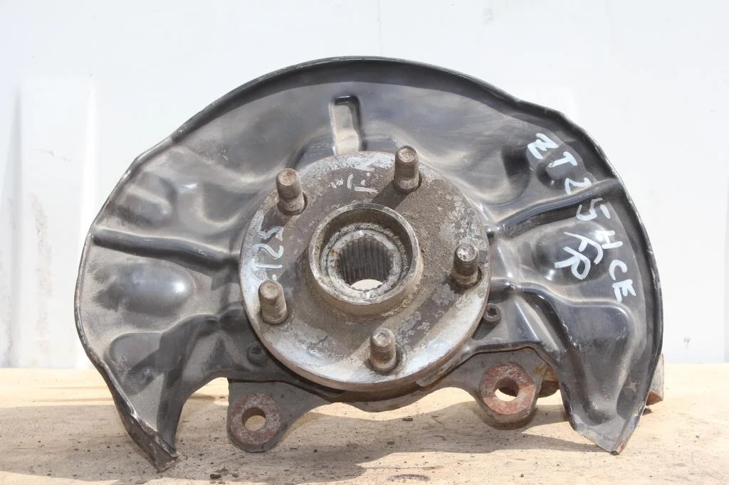 Б.у. кулак поворотный TOYOTA AVENSIS ZZT251 TOYOTA AVENSIS ZZT251