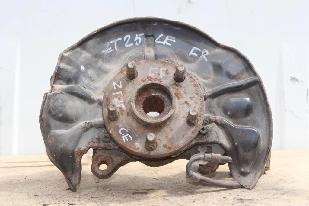 Б.у. кулак поворотный TOYOTA AVENSIS ZZT251 TOYOTA AVENSIS ZZT251