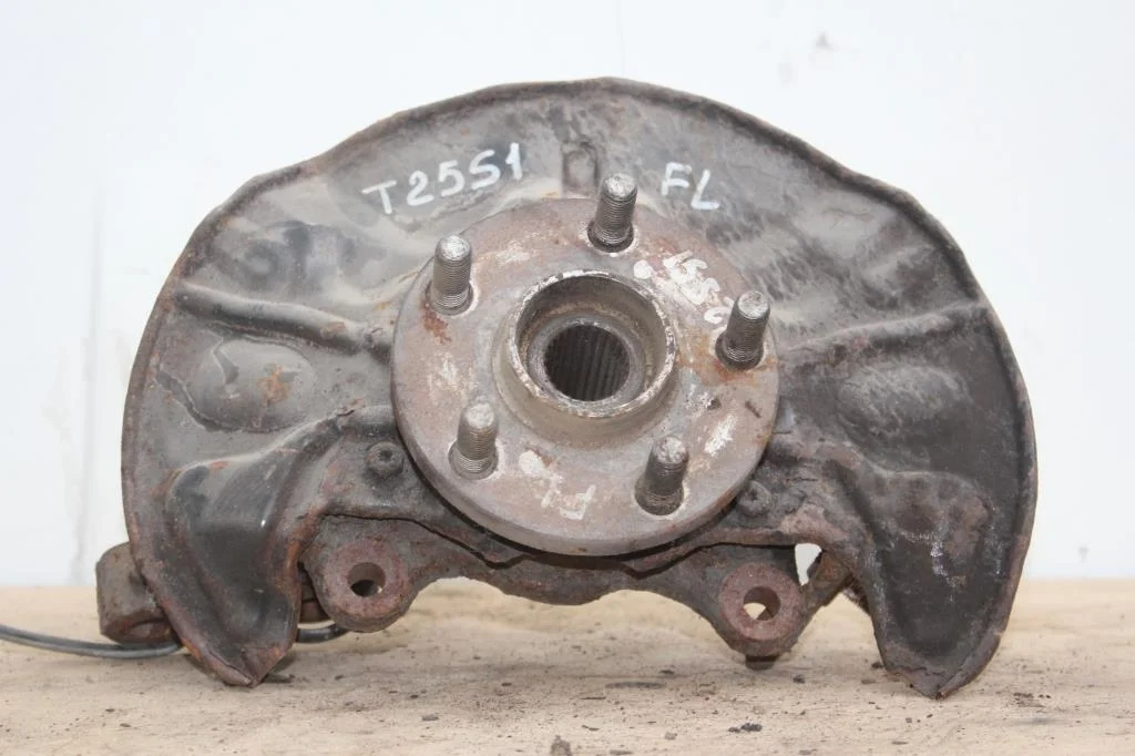 Б.у. кулак поворотный TOYOTA AVENSIS ZZT251 TOYOTA AVENSIS ZZT251