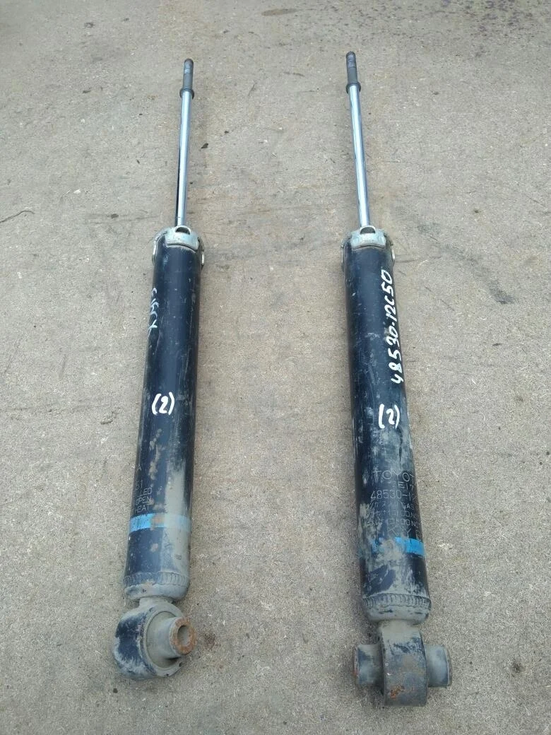Б.у. амортизатор  2 шт TOYOTA COROLLA ZRE151 TOYOTA COROLLA ZRE151