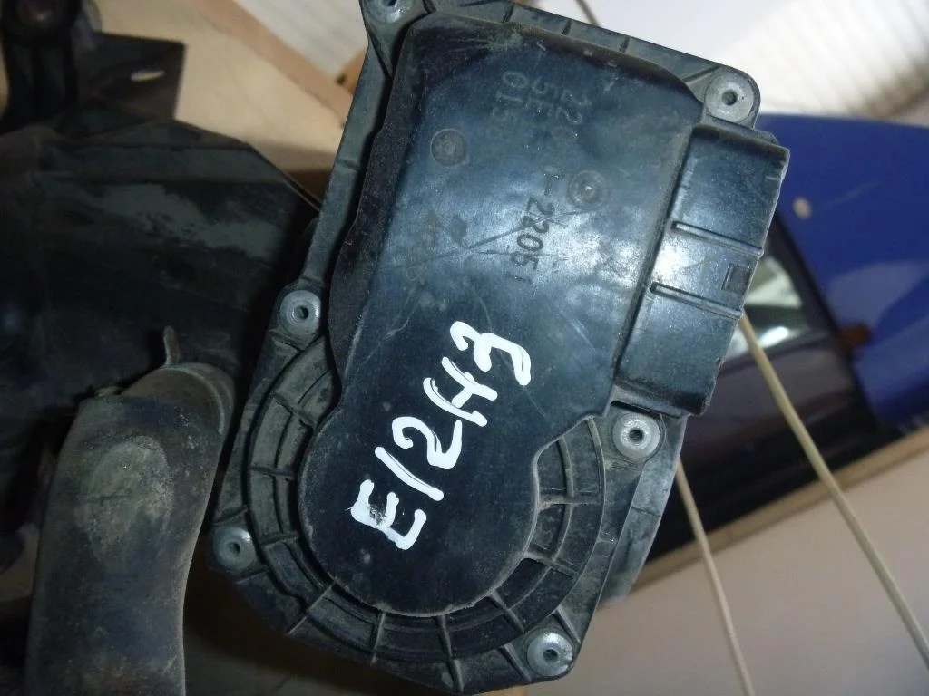 Б.у. дроссельная заслонка TOYOTA COROLLA E120 TOYOTA COROLLA E120