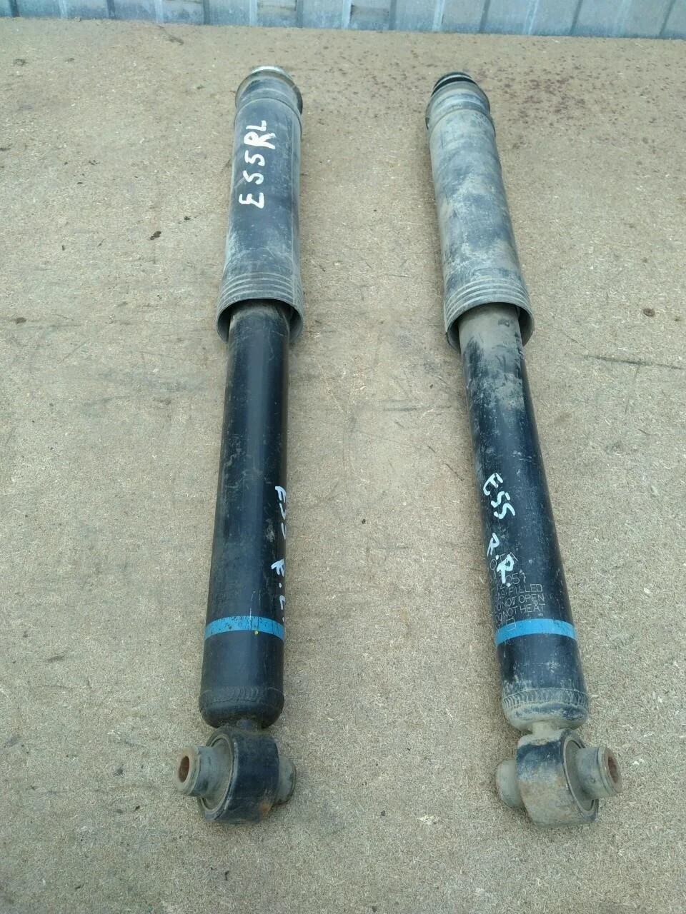 Б.у. амортизатор  2 шт TOYOTA COROLLA ZRE151 TOYOTA COROLLA ZRE151